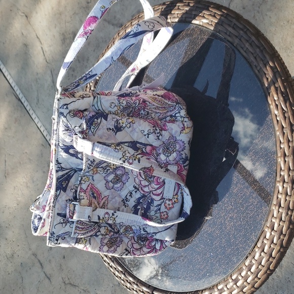 Super roomy and feminine Vera Bradley purse - Picture 5 of 8